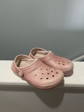 CROCS J2 Size 2 Kids Sparkle Pink Faux-Fur Lined Clog
